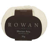 Soft, bulky Merino Aria yarn in pure white, perfect for quick knitting. Lightweight and comfortable against the skin.