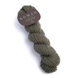 Premium 100% merino wool from the Falkland Islands, hand-sheared and expertly spun in Yorkshire, highlighting exceptional quality.